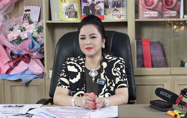 Bà Nguyễn Phương Hằng khai nhận lý do nêu tên hàng loạt nghệ sĩ nổi tiếng trên livestream  - Ảnh 1